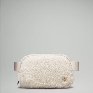Everywhere Belt Bag Fleece White Opal Gold